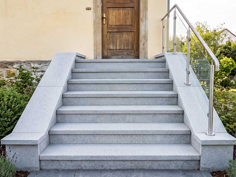 Eingangstreppe nach der Sanierung